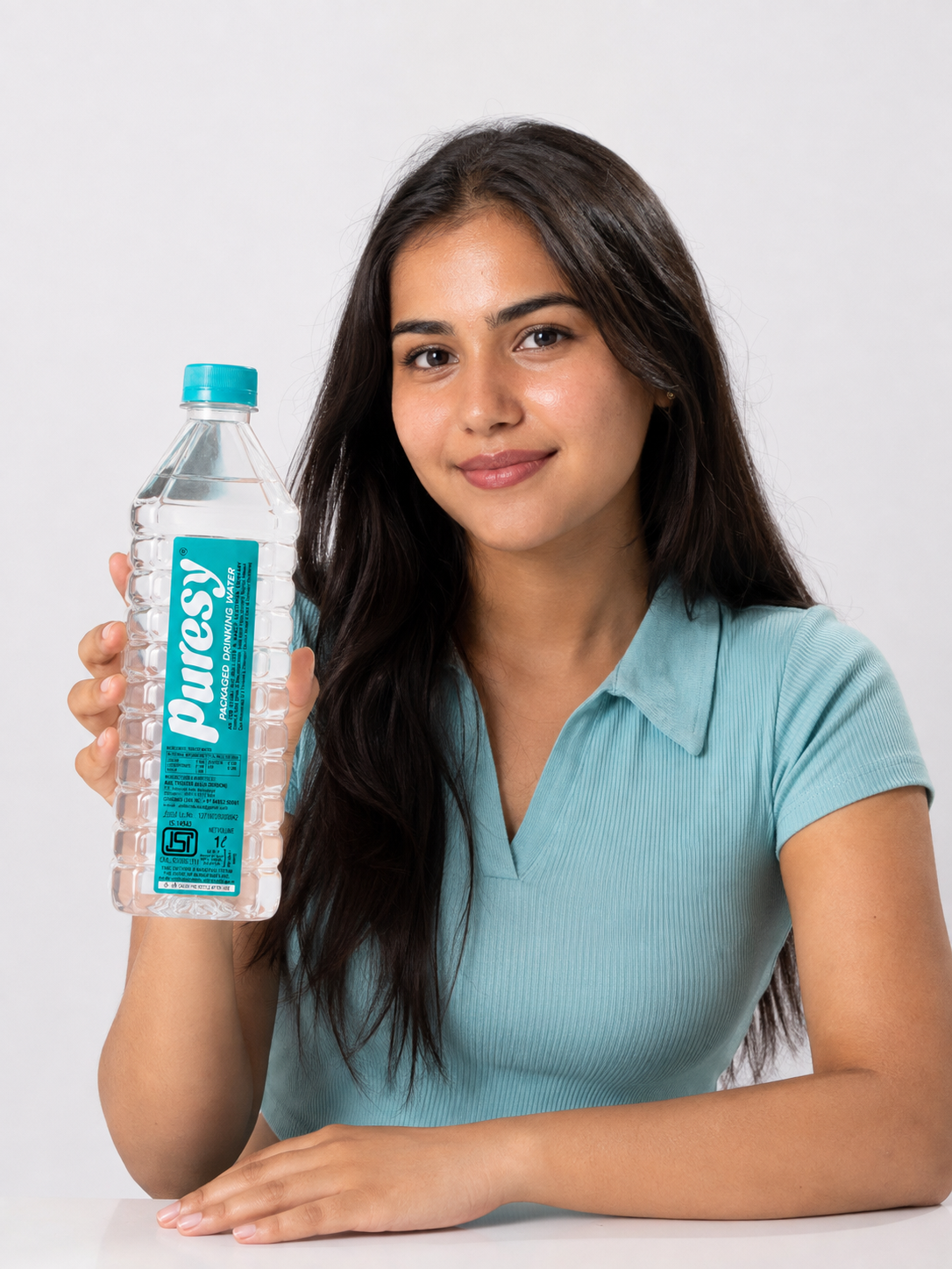 Model holding a Puresy Classic 1 litre bottle